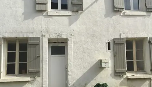 Maison de ville Triplex semi meublé 870 libre 