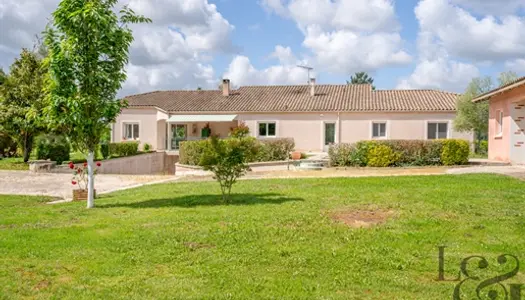 Agréable maison en bord de Lot avec piscine et terrain d'environ 5 495 m² à Casseneuil 
