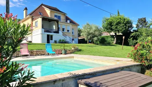 Maison d'architecte, 210 m2 hab, 11 p, 5 chambres, proche Dordogne- terrain 1610 m2 + piscine 