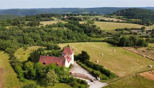 En Périgord Noir, à quelques kilomètres de Montignac, sur les hauteurs avec très belle vue 