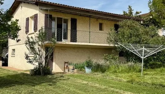 Lectoure, proche du centre ville, maison traditionnelle avec garage et beau jardin