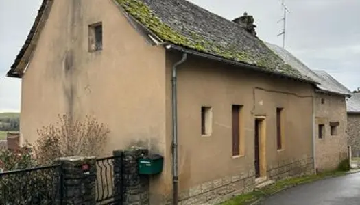 Maison dans l'Aveyron au coeur de village 