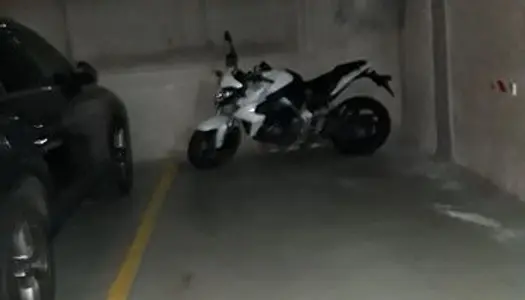 Place de parking pour voiture, moto, scooter électrique 