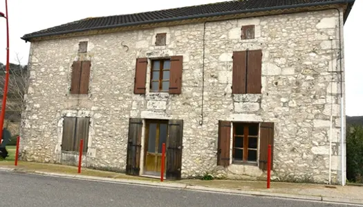 Maison de village en pierres à rénover.