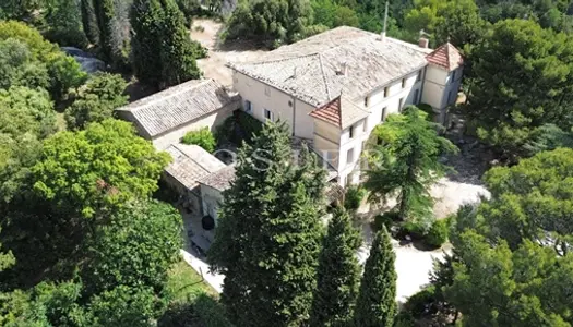 Belle propriété sur les hauteurs de St-Saturnin-Les-Apt avec vue dominante 