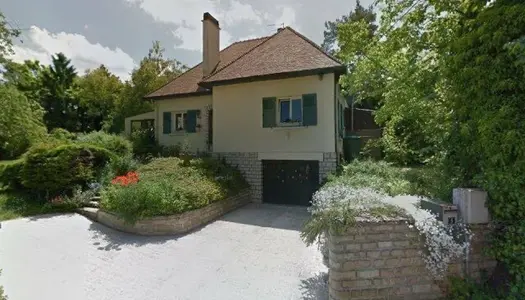 Située dans la charmante ville de Champigny Sur Yonne, cette maison propose un cadre de vie idéal 