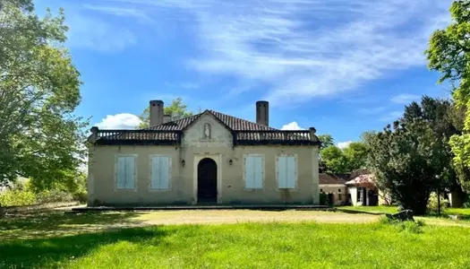 MAISON DE MAÎTRE AVEC DÉPENDANCES SUR 3 HECTARES. 