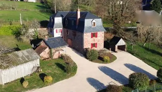 Maison de caractère haut de gamme avec dépendances et piscine