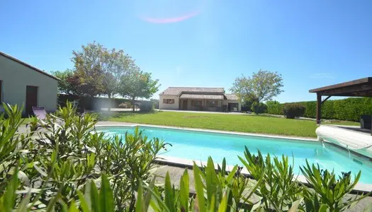Maison contemporaine avec piscine, double garage, située en campagne sur un terrain de 250 