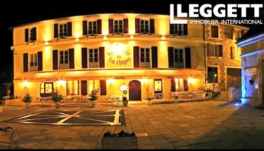 Hôtel-Bar-Restaurant, situation exceptionnelle au coeur du village historique d'Excideuil et son ch