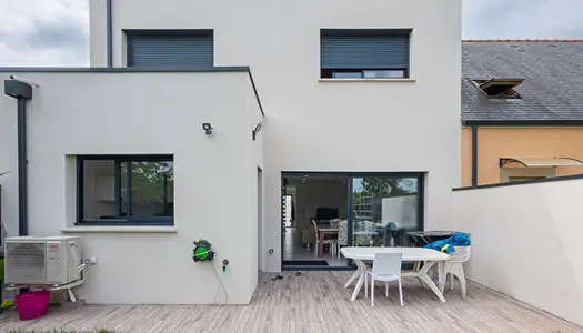 Maison contemporaine a Trelaze de 4 chambres dont 1 au rez de chaussee avec jaridn et garage 