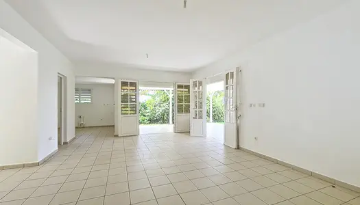 Dpt Guadeloupe (971), à vendre SAINTE-ANNE maison de plain-pied 3 chambres dont 1 suite parentale 