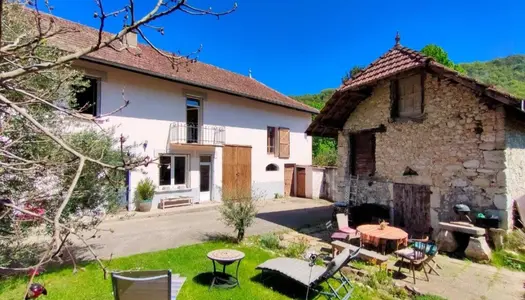 Ancien corps de ferme avec un hangar et une écurie 