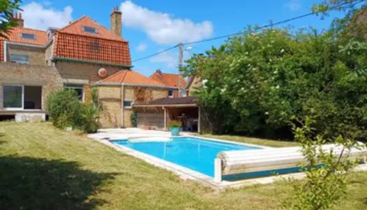 Beaux volumes et beaucoup de charme pour cette ancienne batisse avec piscine 