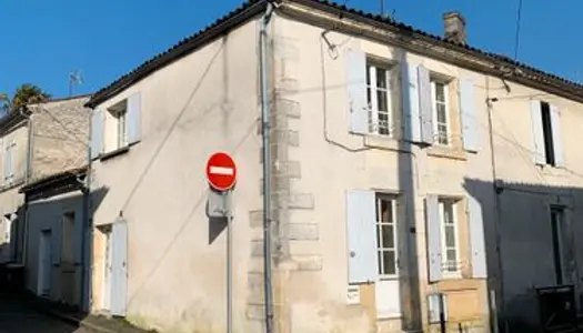 Agréable MAISON DE VILLE avec une cour, dans le quartier Saint-Jacques 