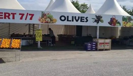 Vend emplacement fruits et légumes 