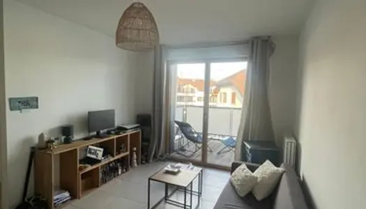 T2 3è étage 41 m2 avec balcon - vue dégagé- Calme - proche bus et commerce 