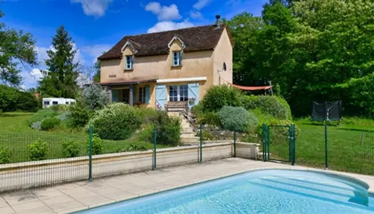 Jolie Maison 4 chambres avec piscine et belle vue sur 1ha16. 