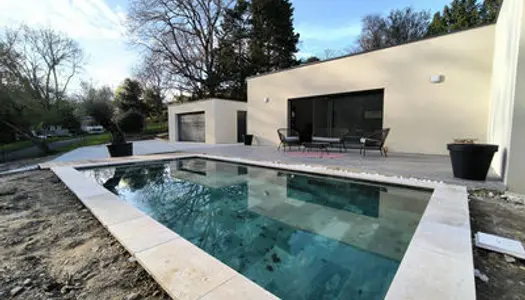 Maison contemporaine neuve de plain-pied de 135 m2 avec piscine et garage