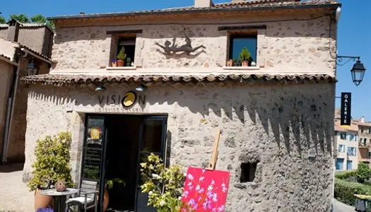 Maison de Village stylée, galerie d'art, appartement loft, cave (à vin)