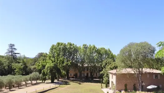 Domaine, hotel particulier (18ème siècle) à vendre. 