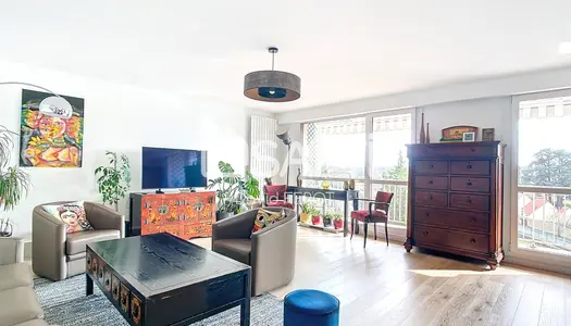 Proche toutes commodités, appartement au dernier étage avec ascenseur.