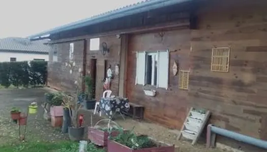 Maison type chalet en bois très économique en chauffage peut servir ébergement insolite ou gite 