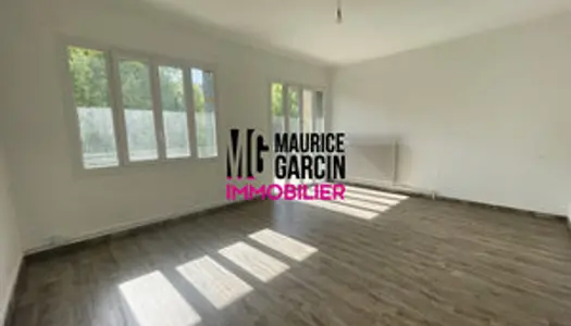 Carpentras, appartement de 74m² avec garage, cave et balcons.