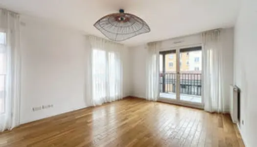 PUTEAUX/ Quartier des Arts Appartement 4 pièces 84m² - Balcon 3m² - 1 Parking 