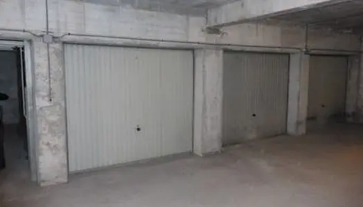 Box / garage / Parking / dépôt / garde meuble 