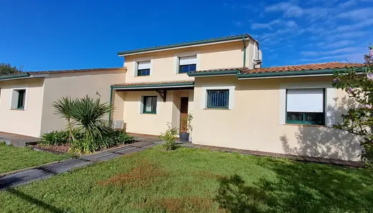 Jolie maison de plain-pied avec une piscine et un jardin d'agrément de 689 M2