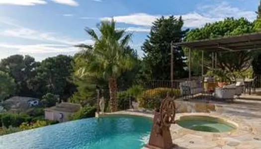 Villa individuelle avec vue sublime, piscine, jacuzzi, terrain paysagé, garage et stationnements, 