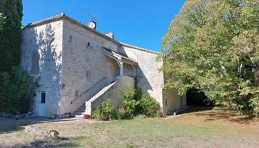 Quercynoise pleine d'authenticité dans un petit hameau au calme avec piscine et trois chambres.