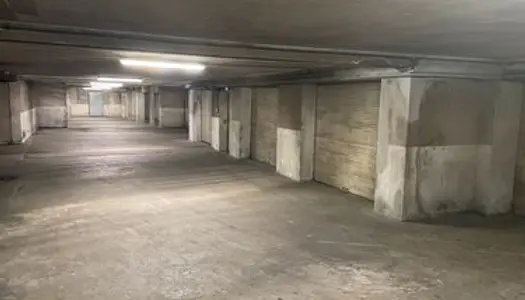 Garage fermé + cave dans parking souterrain sécurisé 