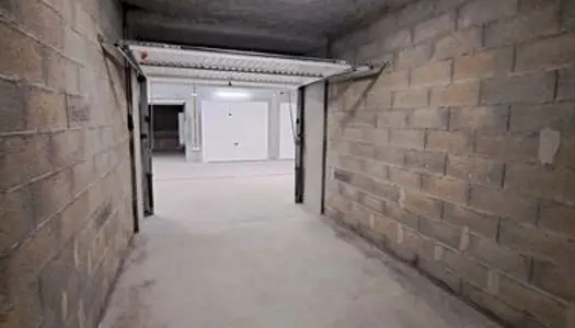 Garage avec électricité en sous-sol 
