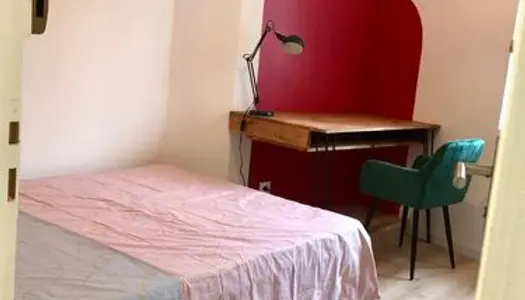 Chambre avec salle de bain privée dans un duplex partagé