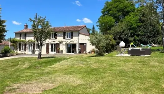 Belle Maison Ancienne avec Beau Jardin et Piscine 