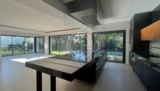 Villa 6 pièces 235 m²