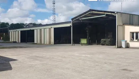Zone industrielle avec plus de 1900 m² de hangar, un bureau, un parking et près de deux hectares 