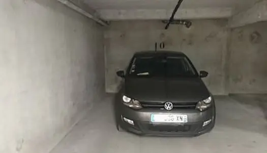 Grand parking sécurisé en sous sol