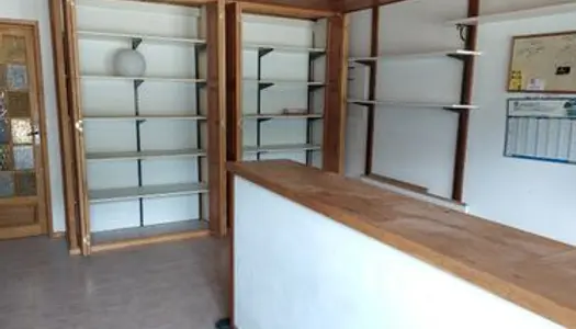 Local 30m2 stockage, bureau ou atelier, parking privé 