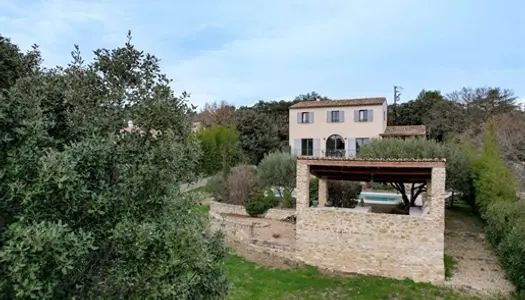 Des espaces de vie confortables s'ouvrent sur une grande terrasse avec vue - 4 chambres et 