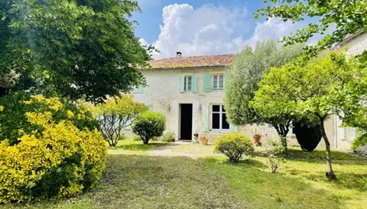 Authentique maison Charentaise avec ses dépendances 