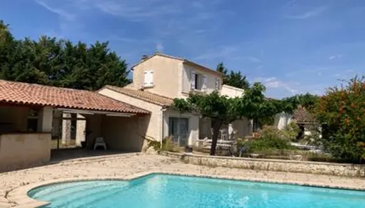 Vends maison 6 pièces. Terrain clos constructible. Piscine. Dépendances 