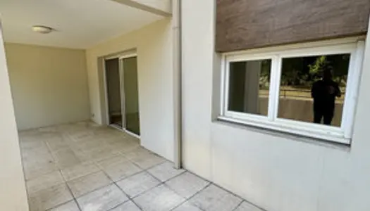 Les Angles : RDC appartement avec terrasse en location 700 EUR 