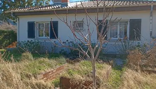 Maison avec dépendances et jardin arboré