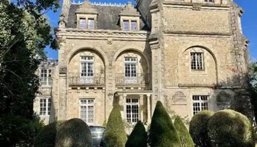 Superbe château edifié au XIX ème siecle, restauré