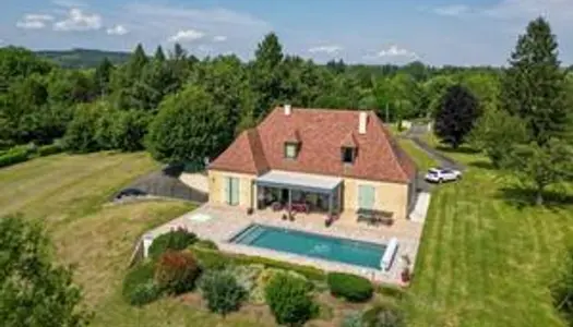 Secteur GOURDON - Lumineuse Maison de charme - 4 chambres avec vue et piscine sur 9800 m² 