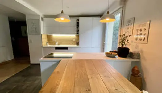 Appartement F3 rénové de 60m2 en rez-de-jardin de 150m2