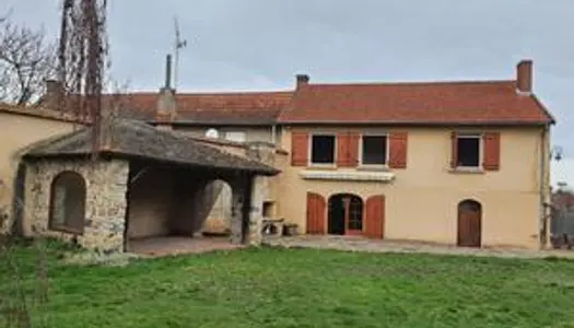 Maison de village sur 1500 m² de terrain.